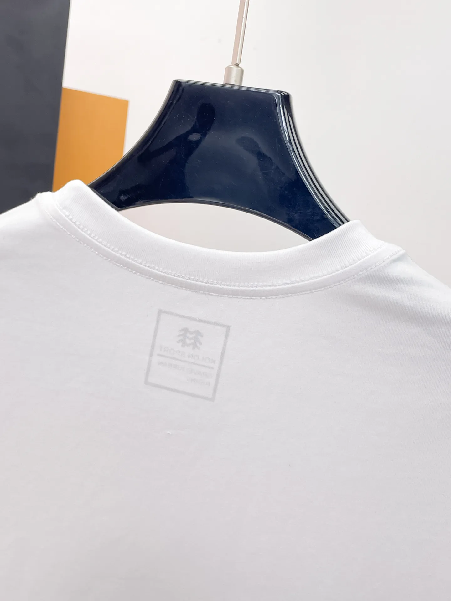 Kolon's top products🐮2026 Spring and Summer New Arrival first counter, the latest New Arrival short-sleeved round neck T-shirt Premium customized design, avant-garde and fashionable! Brand logo heavy craftsmanship design Premium custom-made gram fabric. Soft to the touch. Comfortable to wear. Counter-level exquisite stitching. Fine workmanship. The upper body effect is incomparably handsome! A must-have item for a stylish man! Sizes:M-XXXL